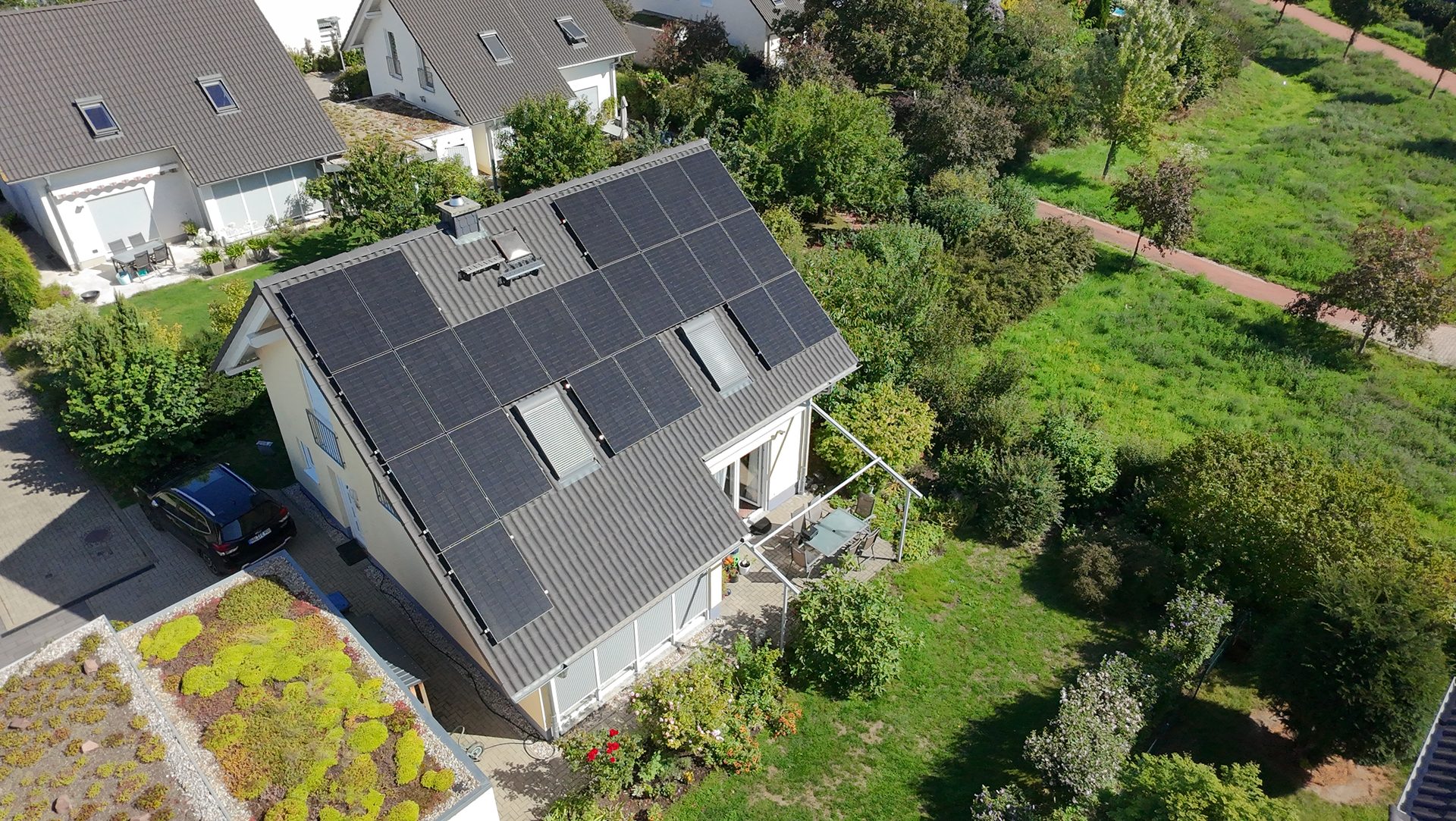 Wohnhaus mit großer belegter Dachfläche