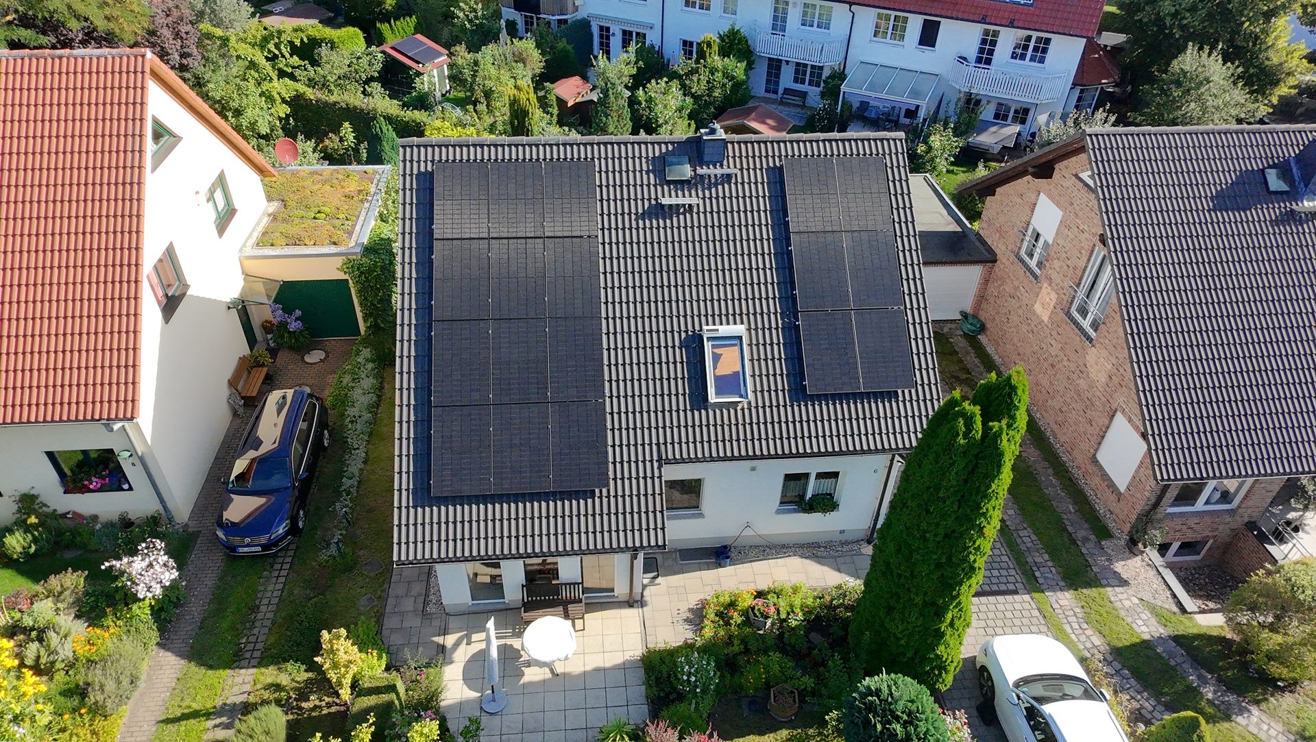 Doppelhaus mit Solarmodulen aus der Vogelperspektive